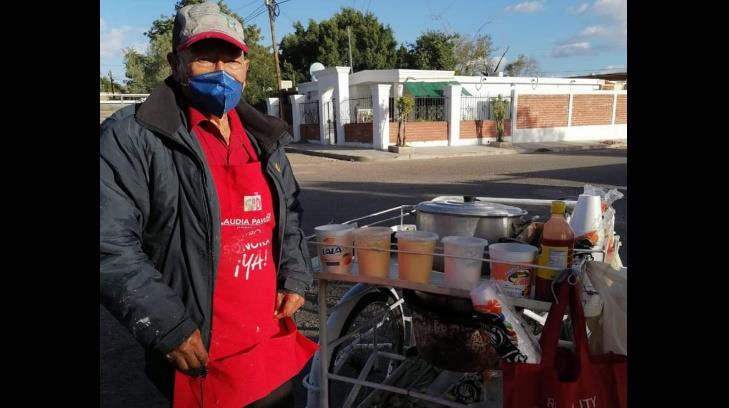 Don Raúl, un abuelito sin hogar, lucha día a día para mantenerse con su carrito de elotes