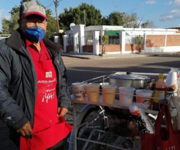 Don Raúl, un abuelito sin hogar, lucha día a día para mantenerse con su carrito de elotes