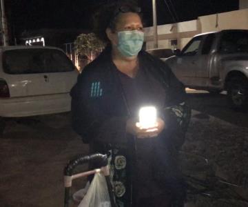 ¡No se quede sin tortillas!; Doña Lupe oferta sus tortillas a media calle y con la luz del celular en Navojoa