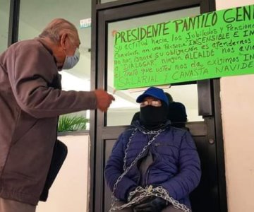 Líder de Jubilados y Pensionados de Empalme se encadena a la puerta de la presidencia