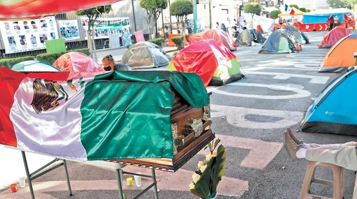 Con féretro, víctimas protestan frente a la Segob