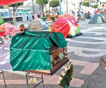 Con féretro, víctimas protestan frente a la Segob