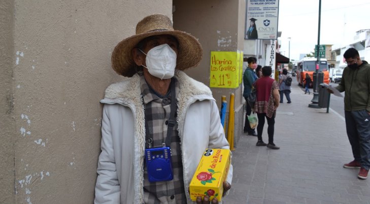 Francisco vende dulces para comprar su comida y pagar recibos