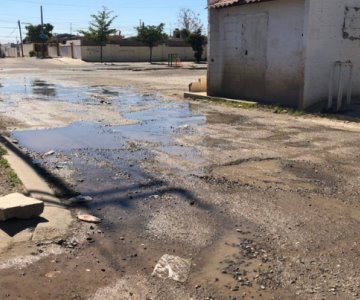 ¡Otra vez! Fuga de agua empeora los baches del bulevar Luz Valencia