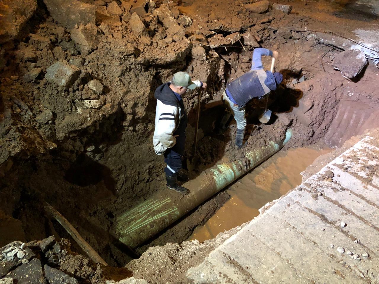 ¡Se les chispoteó! Rompen tubería de gas natural mientras arreglan fuga de agua en Nogales