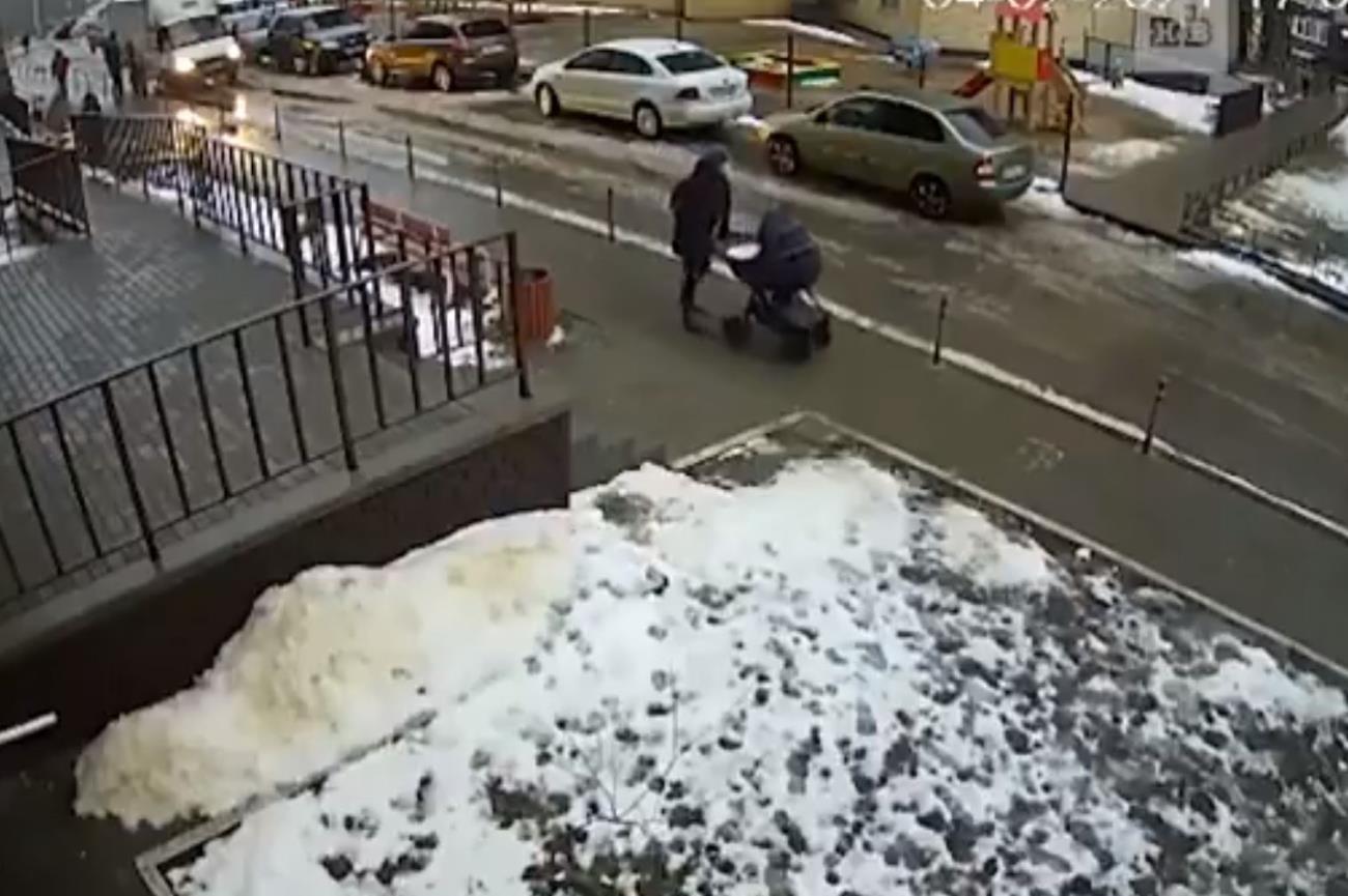 Hombre se lanza de un edificio y cae sobre bebé en carriola