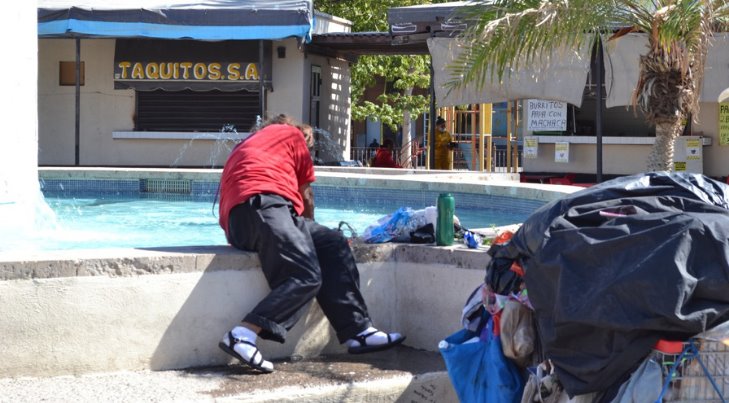 Mujer lavando ropa en la fuente de Jardín Juárez causa indignación