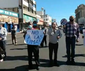 Maestros de Guaymas se manifiestan por su esquema de salario