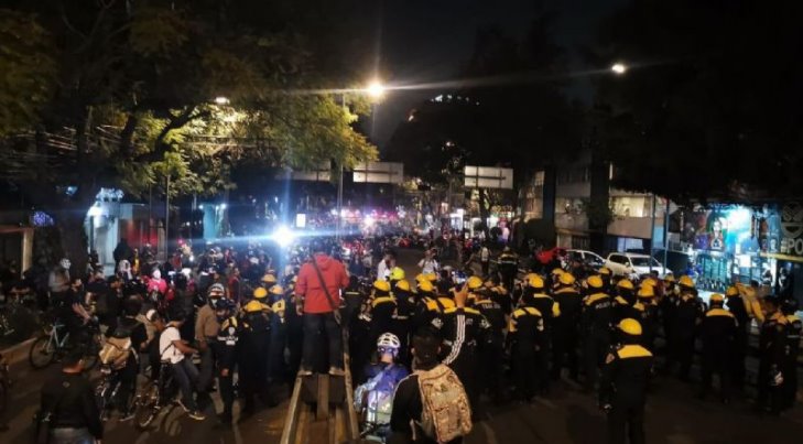 VIDEO - Policías golpean a ciclistas en CDMX