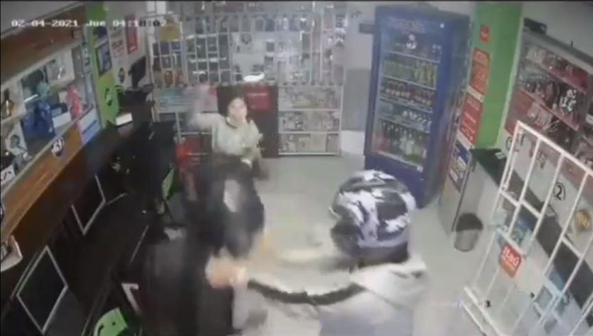 VIDEO- Niña ataca a machetazos a ladrones que intentan robar a su madre