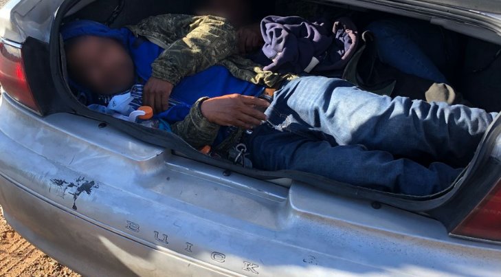 Intentan pasar a 3 migrantes ilegales en la cajuela de un carro
