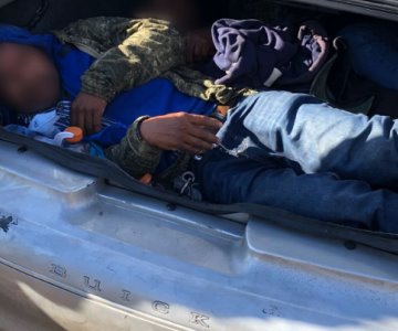 Intentan pasar a 3 migrantes ilegales en la cajuela de un carro