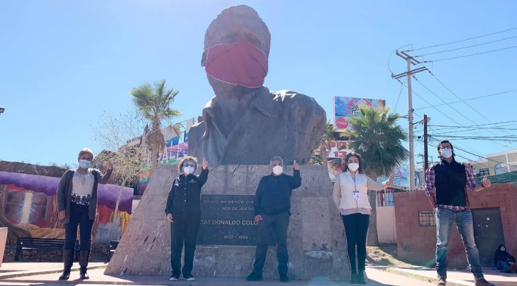 Colocan cubrebocas a monumentos de Nogales