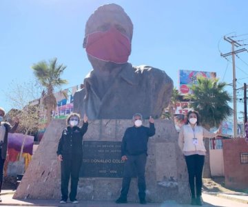 Colocan cubrebocas a monumentos de Nogales