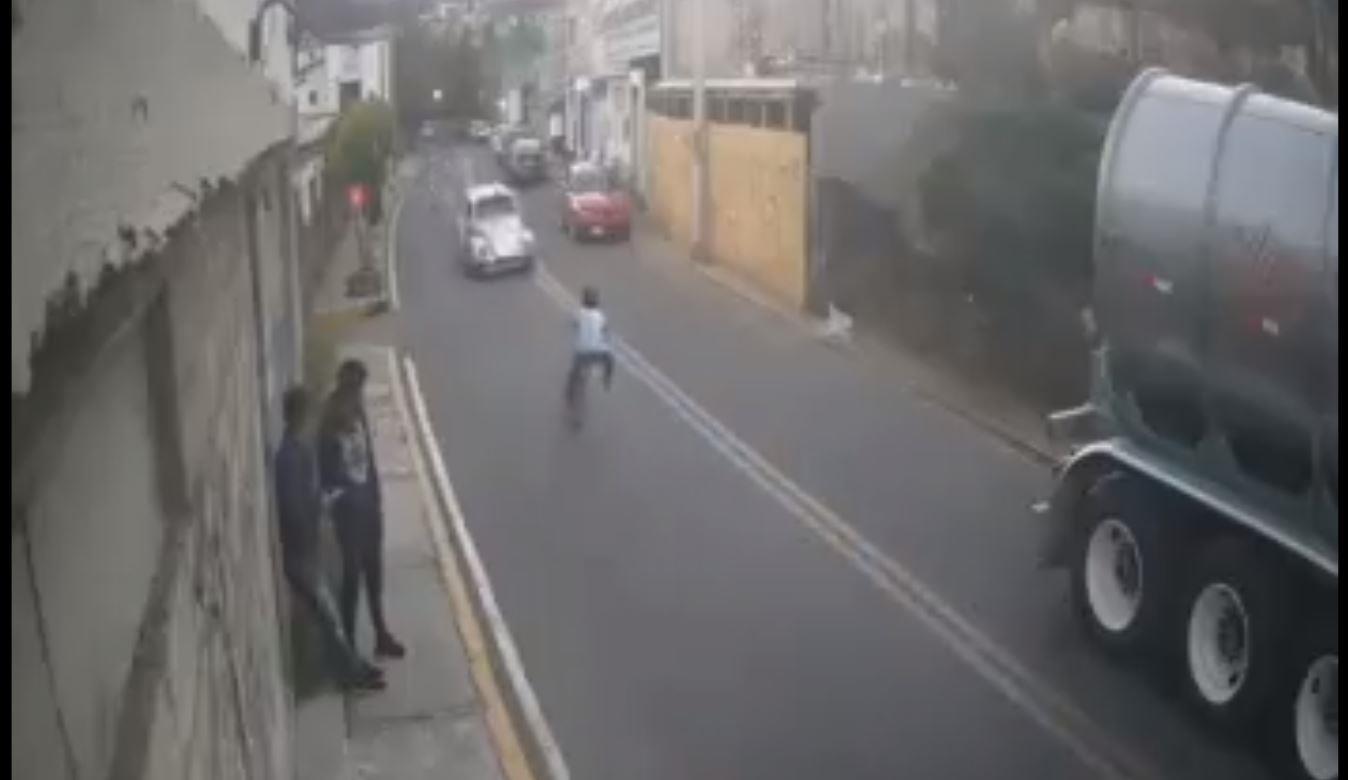 VIDEO- Auto atropella a niño en bici y se da a la fuga en CDMX