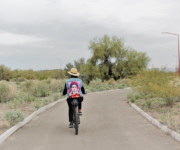 Mujer en bici Hmo invita a festejar el Amor sobre ruedas