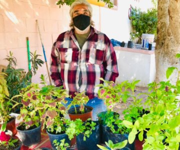 Ramón siembra y vende plantas para pagar su alimento del día