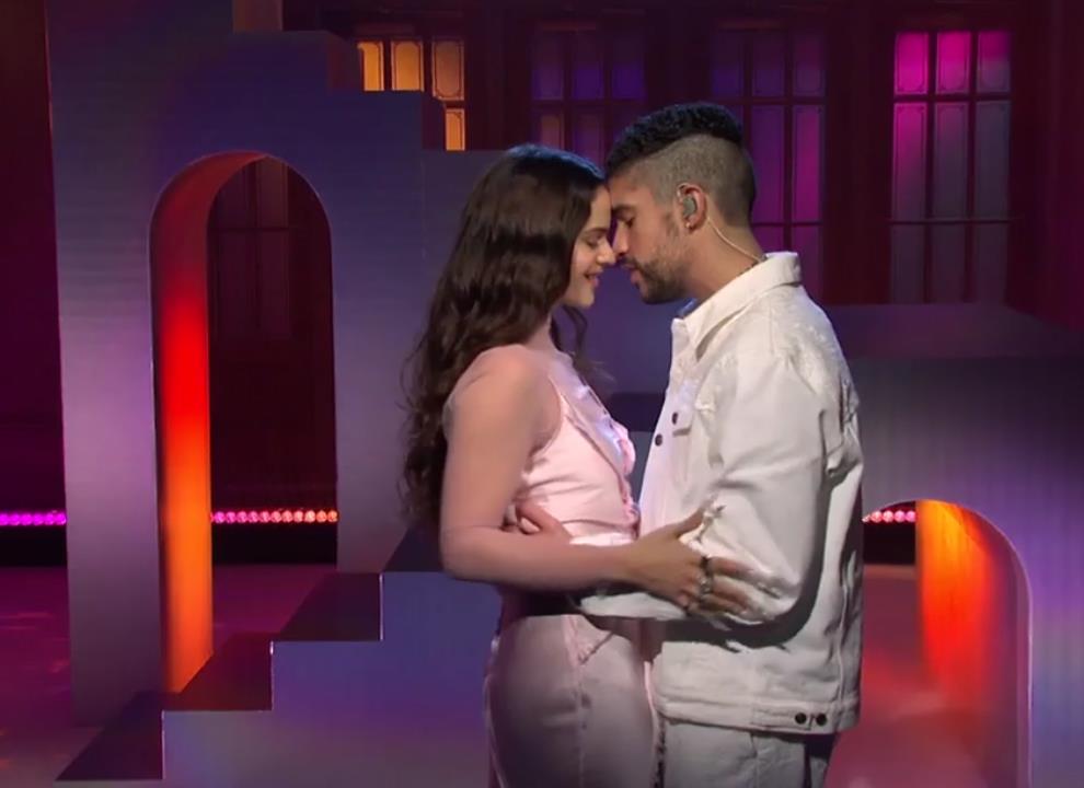 Rosalía y Bad Bunny cantan en SNL en español