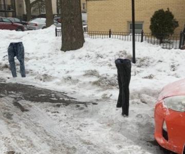 ¡Qué creativo! Joven utiliza pantalones congelados para que no le ganen el estacionamiento