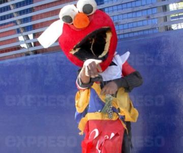 Elmo la pasa difícil en las calles de Hermosillo