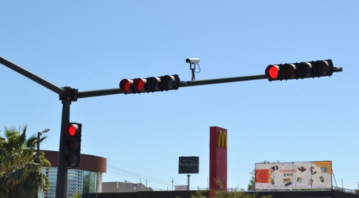 ¡Precaución! Conductores no respetan el semáforo en rojo del Encinas y Rosales