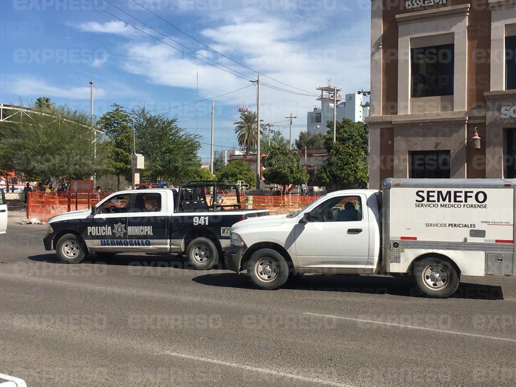 VIDEO - Se desploma y muere mujer de la tercera edad en plena calle Pino Suárez