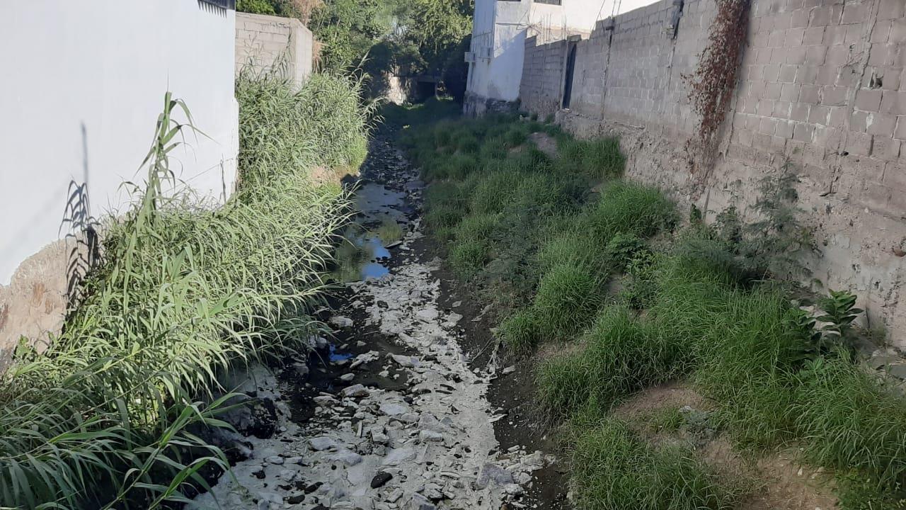 ¡Se hacen vivos! Agarran el canal de la San Benito como basurero