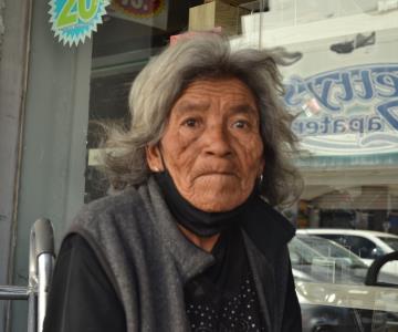 Con sus 70 años, María sale a vender pulseras con la esperanza de poder comer