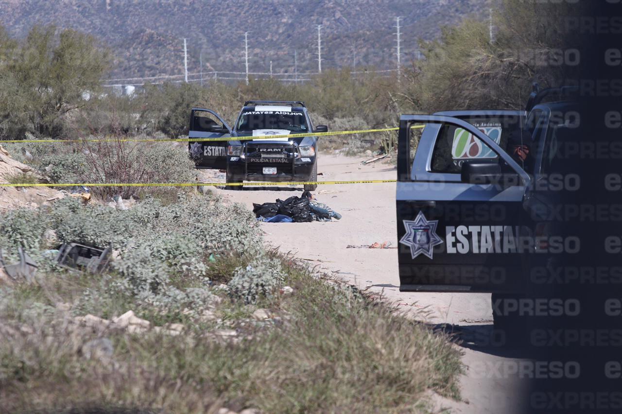 VIDEO - Abandonan cadáver encobijado al norte de Hermosillo