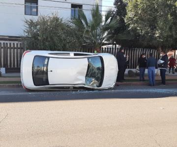 VIDEO - Aparatoso choque en la colonia Centenario deja cuantiosos daños materiales