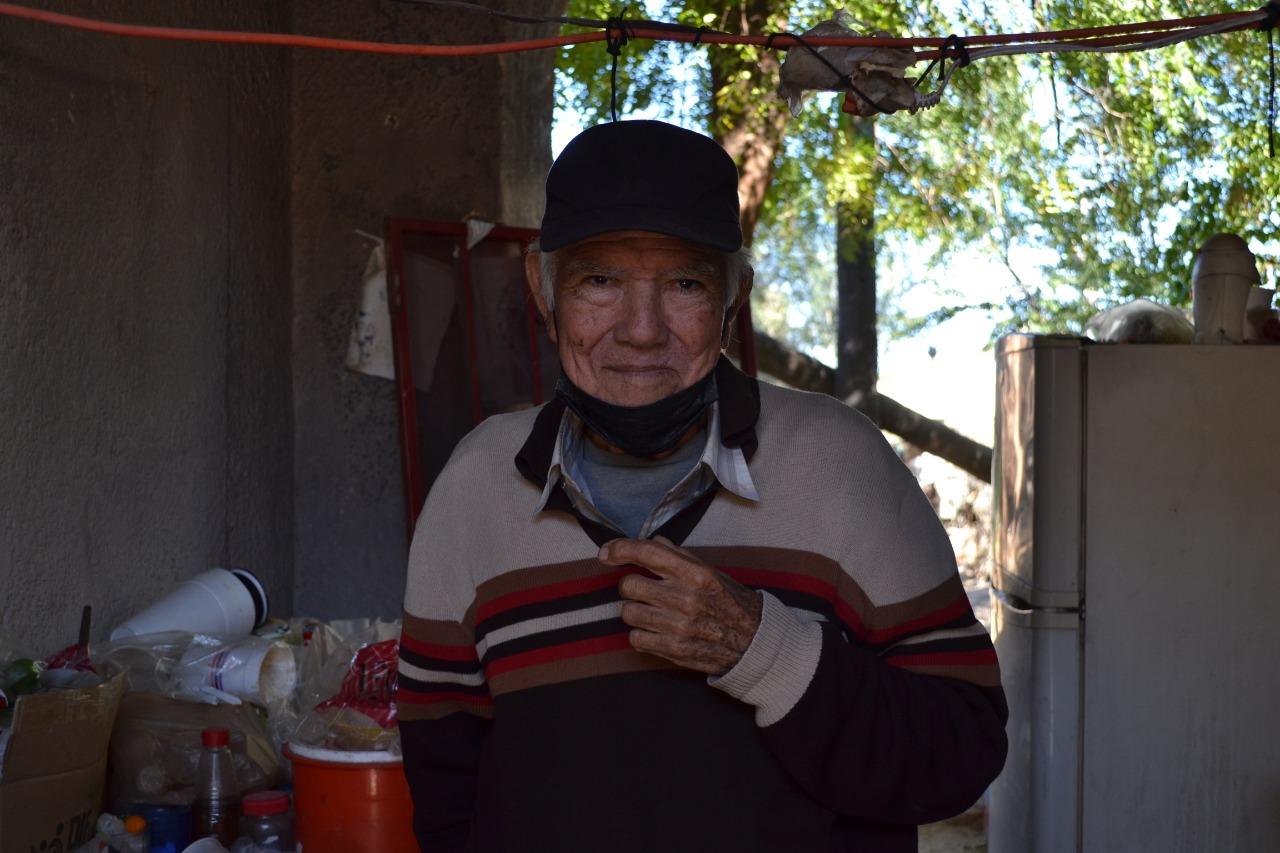 Don Jesús vive en una casa que se desmorona; sobrevive gracias a la ayuda de la gente