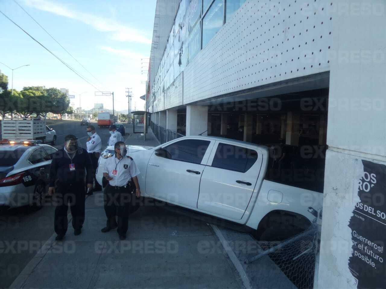 Lo dejó en neutral y cruzó los 8 carriles: increíble accidente en el bulevar Morelos