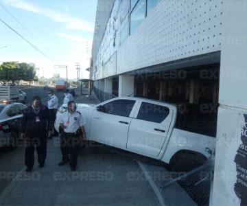 Lo dejó en neutral y cruzó los 8 carriles: increíble accidente en el bulevar Morelos