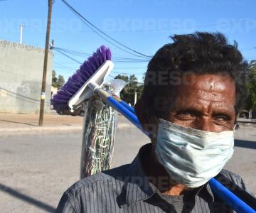 Aunque no pueda ver, Francisco recorre a diario las calles de Hermosillo