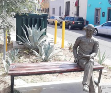 Le hace falta más explicación: Turistas desconocen estatua de Abigael Bohórquez 