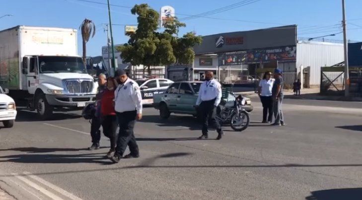 VIDEO | Accidente vial con motocicleta deja dos lesionados