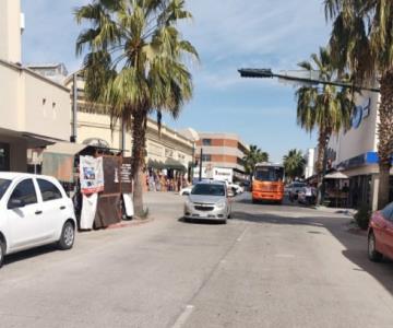 ¡Les vale! Autos se estacionan en pleno cruce peatonal del Centro de Hermosillo