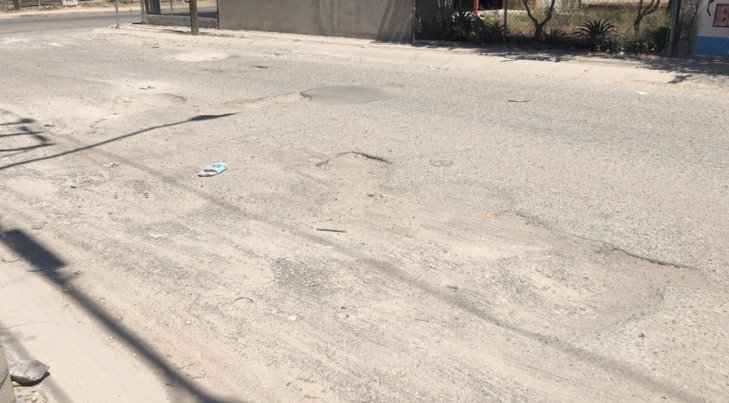 Vecinos de la calle Las Tejas reportan baches de más de un año