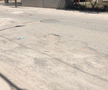 Vecinos de la calle Las Tejas reportan baches de más de un año