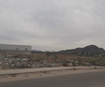 Vecinos de Los Olivos reportan basurero clandestino frente a jardín de niños