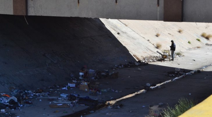 Pepenadores hurgan en la basura del Vado del Río para sacar unos pesitos