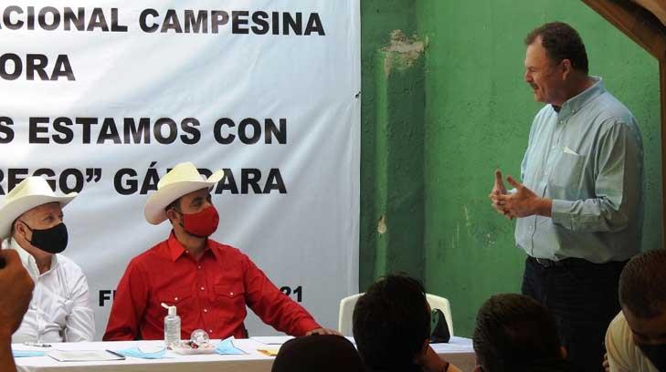 Líderes campesinos se reúnen con Ernesto Gándara