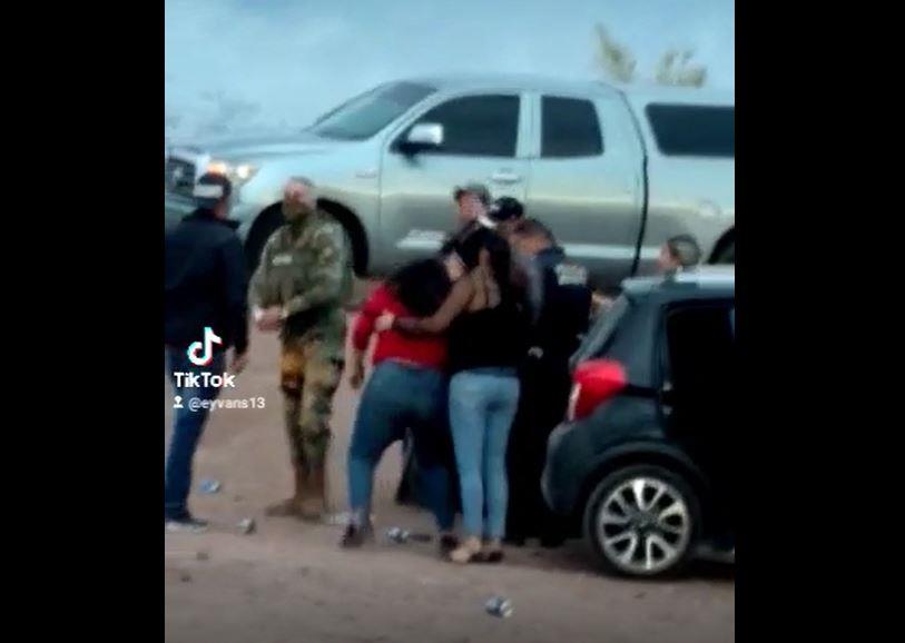 VIDEO - Comisario de Seguridad Pública de Cajeme arrebata celular a mujer porque lo estaba grabando