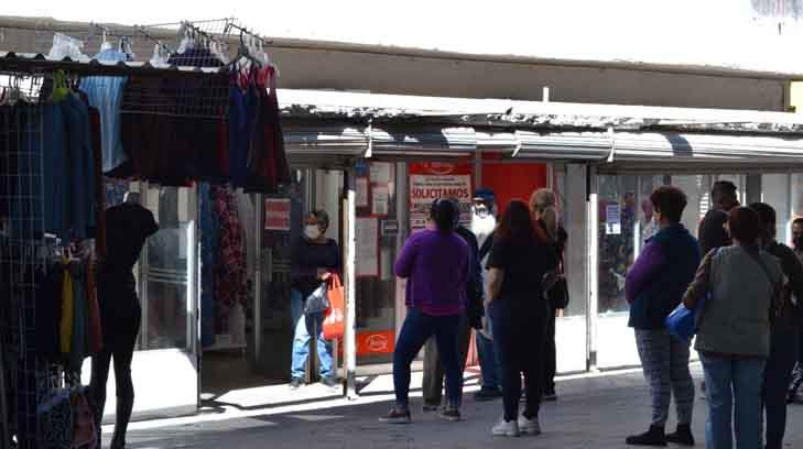 Clientes madrugan para comprar en el centro de Hermosillo