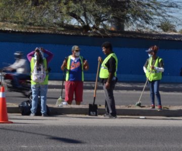 Automovilistas ponen en peligro a la cuadrilla de limpieza del Ayuntamiento