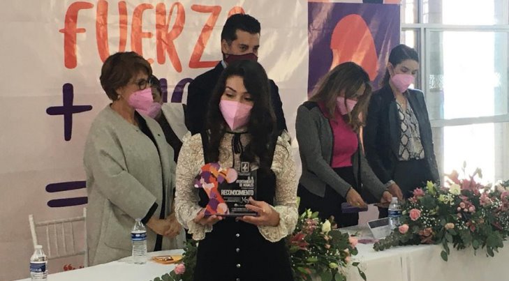 Cierran la Semana de la Mujer en Nogales entregando reconocimientos