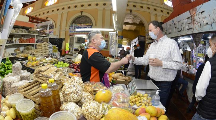 Ernesto el Borrego Gándara visita el Mercado Municipal de Hermosillo