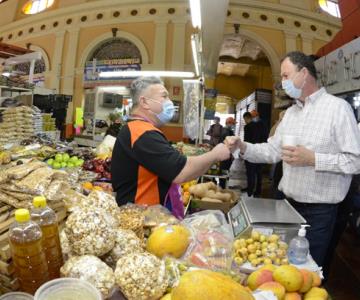 Ernesto el Borrego Gándara visita el Mercado Municipal de Hermosillo
