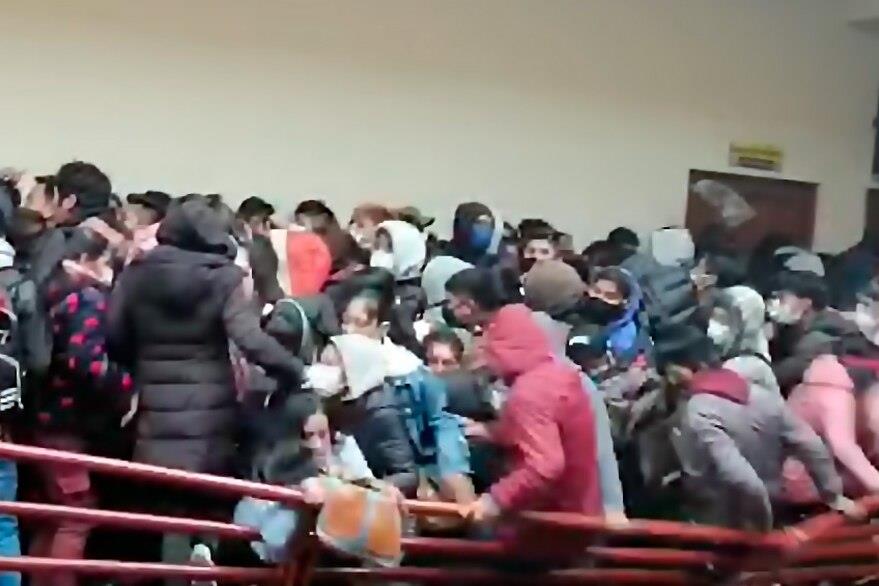 VIDEO | Sube a 7 el número de estudiantes muertos tras caer de un cuarto piso en Bolivia