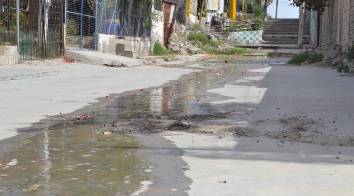 Vecinos de la colonia San Luís reportan fuga de agua de meses